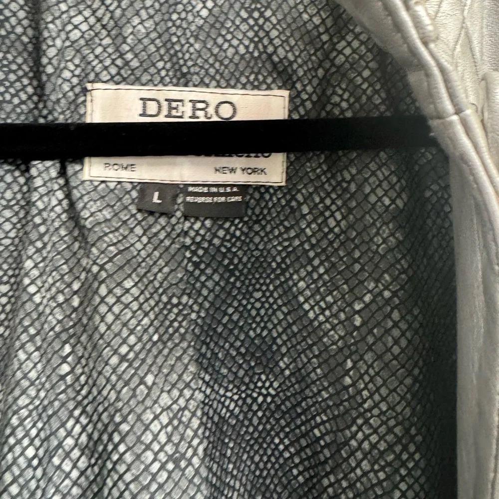 Silver Trench Coat with Modern Insulation and Sleek‎ Finish